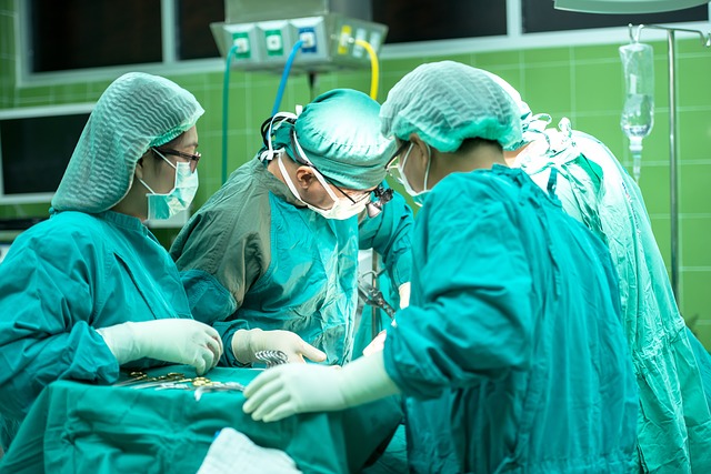 lékaři při operaci