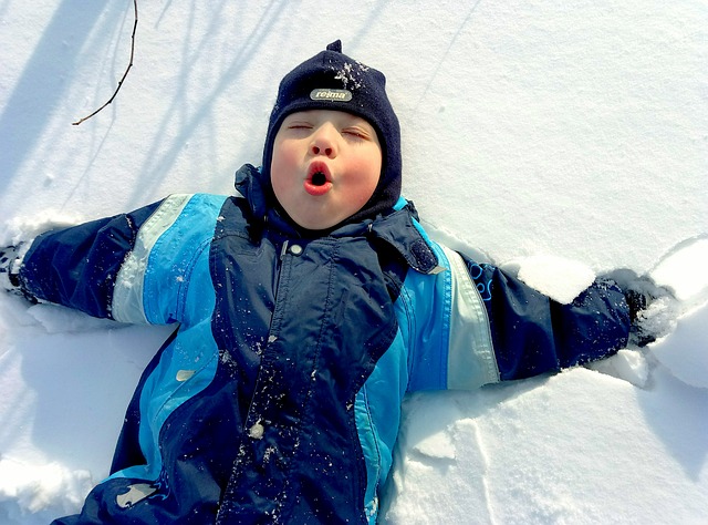 chlapec na sněhu