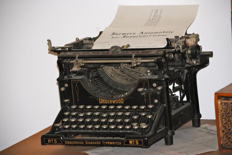 historický psací stroj.jpg