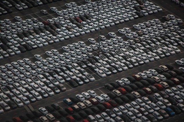 Zaparkované nové automobily.jpg